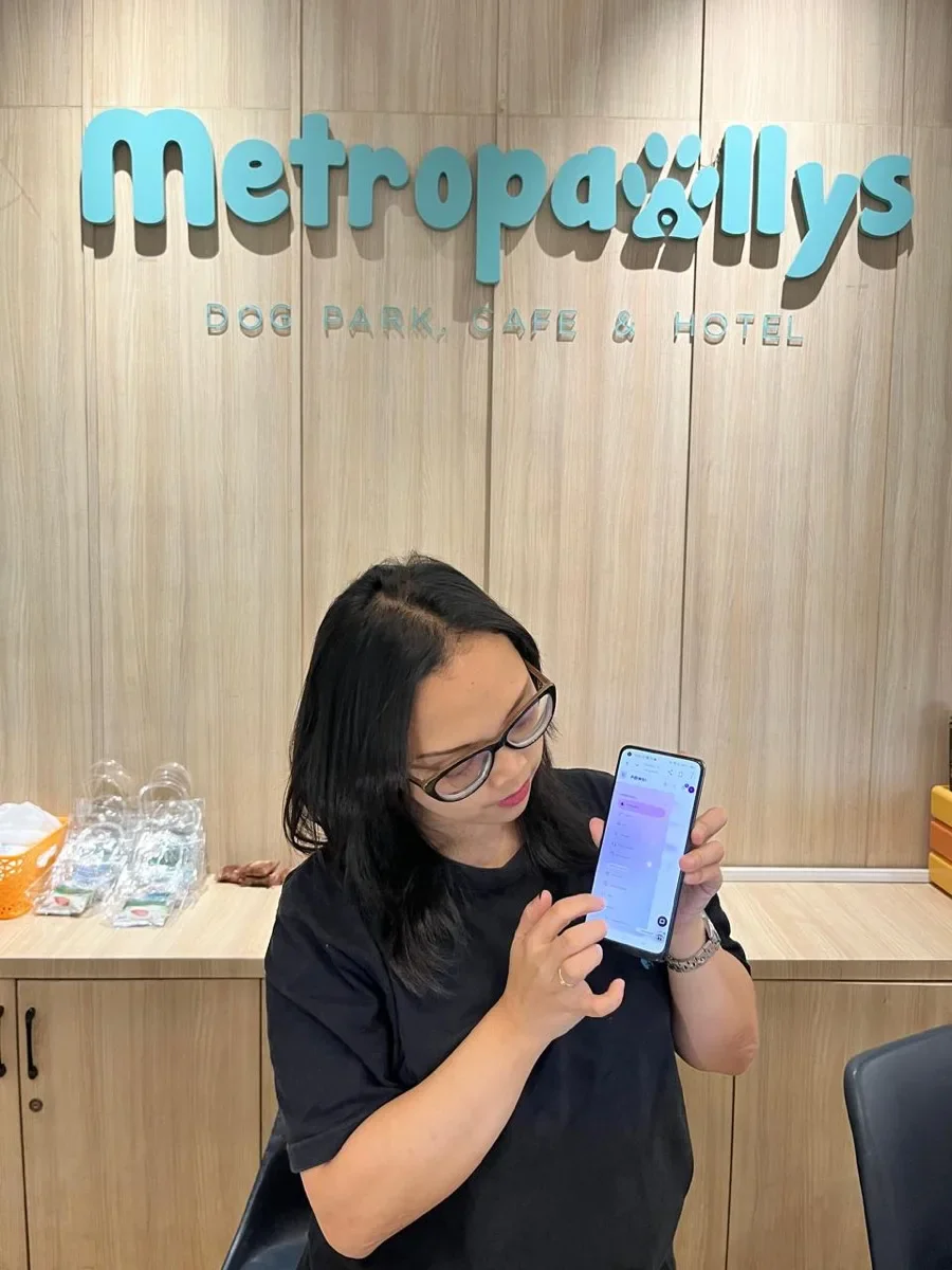 Seseorang membuka PAWSI di ponsel di Metropawllys.