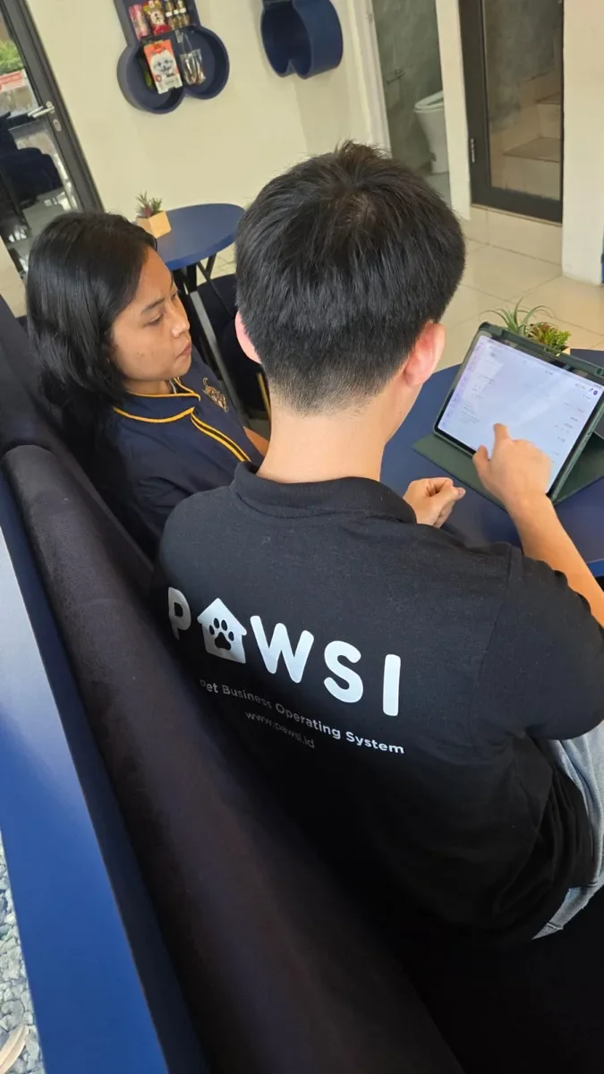 Tim PAWSI mendampingi Frencie House Petshop menggunakan sistem di tablet.